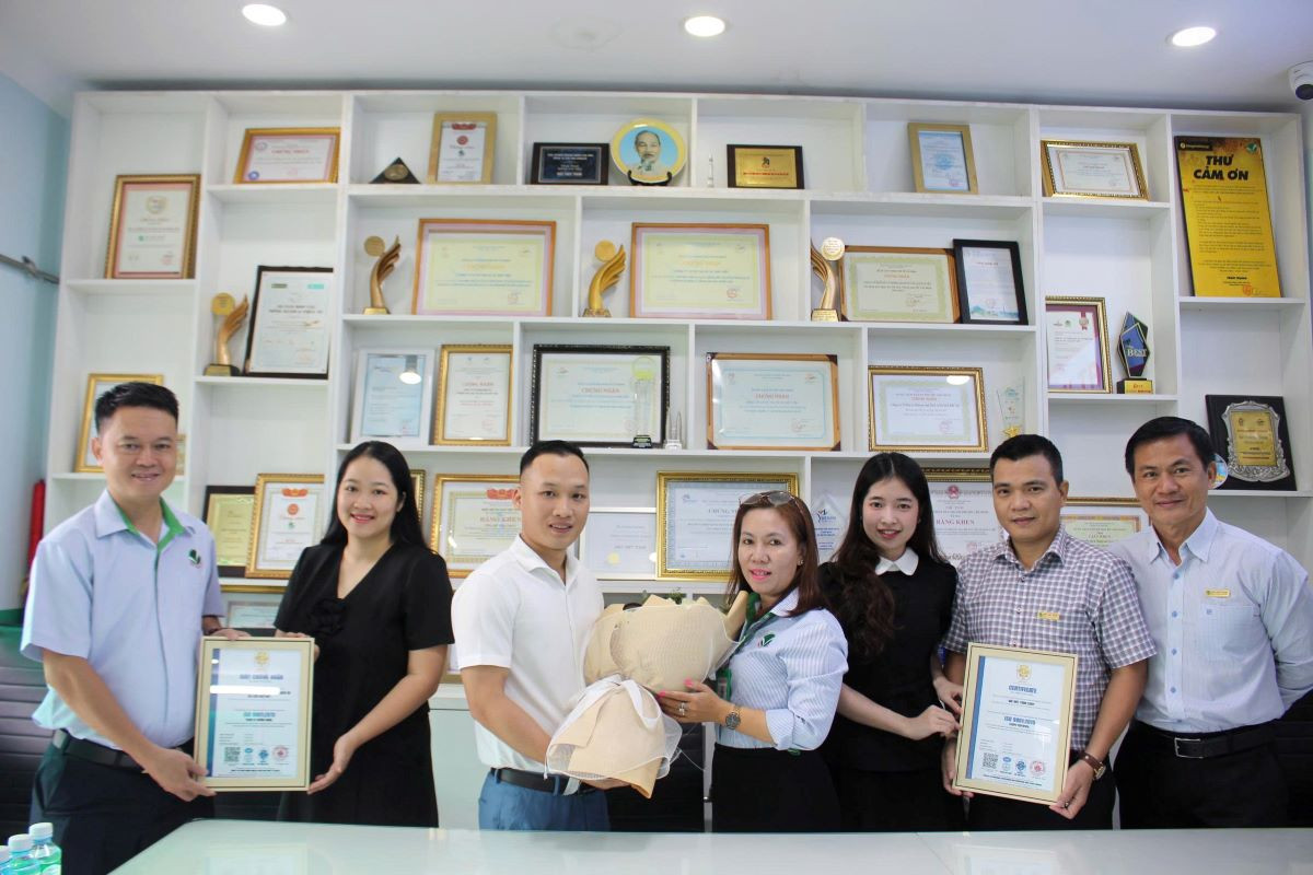 Đại diện Đất Việt Tour trao quà và chụp ảnh kỷ niệm cùng đại diện Công ty Cổ phần Tư vấn và Chứng nhận Quốc tế ISOCUS