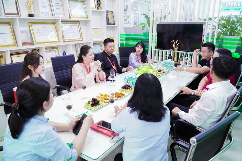 Đại diện Đất Việt Tour đón tiếp đại diện Vietjet Air đến thăm hỏi đầu xuân Bính Ngọ Đại diện Đất Việt Tour đón tiếp đại diện Vietjet Air đến thăm hỏi đầu xuân Bính Ngọ