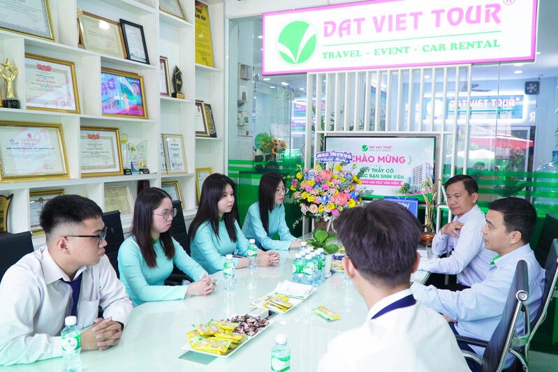 Đại diện Đất Việt Tour giao lưu cùng sinh viên Khoa Du lịch - Trường Đại học Văn Hiến Đại diện Đất Việt Tour giao lưu cùng sinh viên Khoa Du lịch - Trường Đại học Văn Hiến