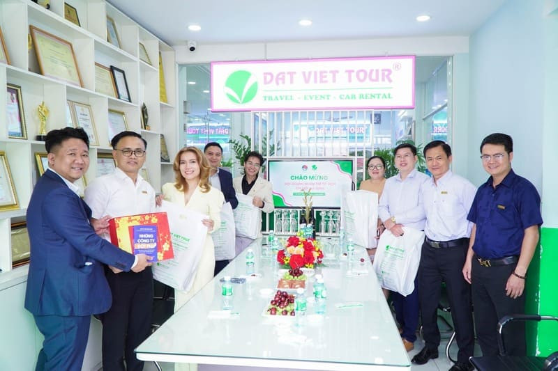 Đại diện Hội Doanh Nhân Trẻ TP.HCM - Chi hội Gia Định gửi gắm những lời chúc tốt đẹp đầu năm đến Đất Việt Tour Đại diện Hội Doanh Nhân Trẻ TP.HCM - Chi hội Gia Định gửi gắm những lời chúc tốt đẹp đầu năm đến Đất Việt Tour
