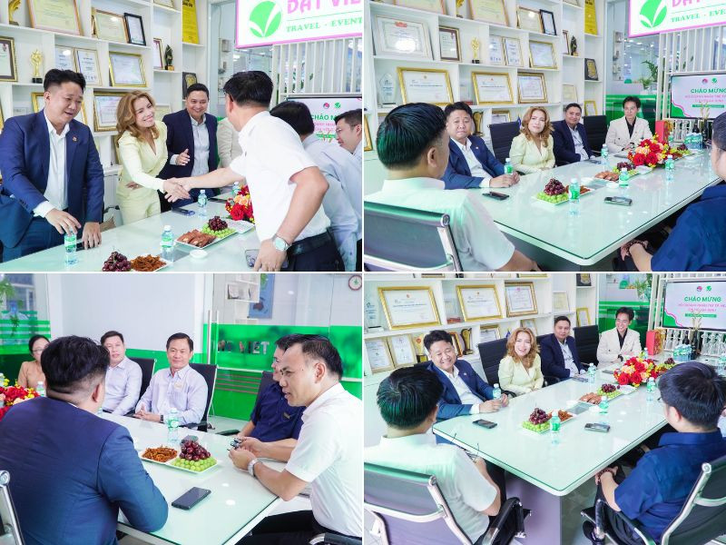 Hai bên trao nhau những cái bắt tay thần tình dịp đầu xuân Hai bên trao nhau những cái bắt tay thần tình dịp đầu xuân