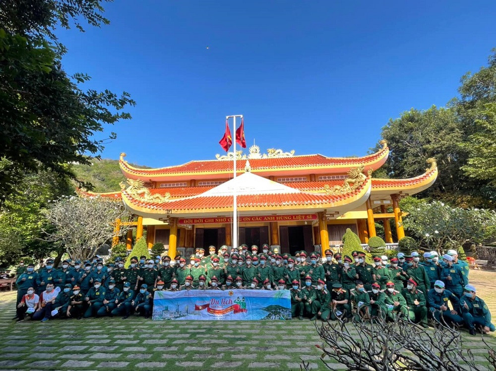Đất Việt Tour đồng hành cùng lực lượng tuyến đầu ghé thăm quan di tích Núi Minh Đạm.