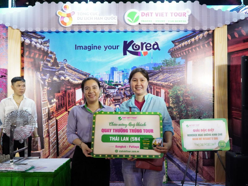 Khách hàng may mắn trúng tour Thái Lan trong chương trình “Mua Tour - Trúng Tour” 