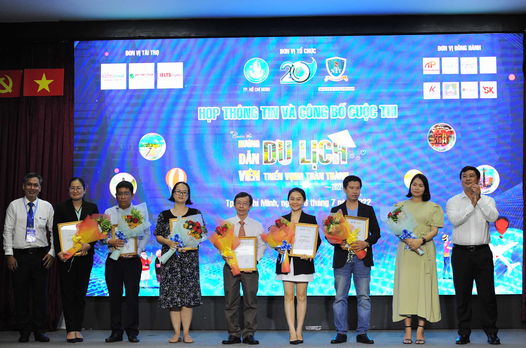Đại diện Đất Việt Tour cùng các đơn vị tài trợ nhận hoa và cảm ơn từ ban tổ chức cuộc thi.