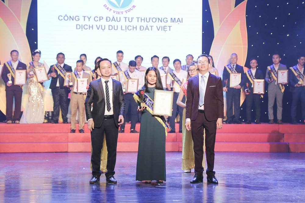 Top 100 thương hiệu mạnh quốc gia được trao cho Đất Việt Tour