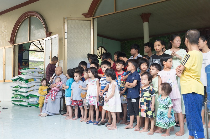 Đất Việt Tour thăm và tặng quà cho hơn 100 trẻ em mồ côi, người già neo đơn tại chùa Diệu Pháp, Đồng Nai - ảnh 3