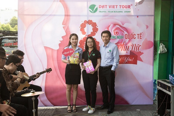 Không khí chúc mừng Quốc tế Phụ nữ 8/3 tưng bừng và sôi động tại Đất Việt Tour