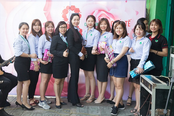 Không khí chúc mừng Quốc tế Phụ nữ 8/3 tưng bừng và sôi động tại Đất Việt Tour