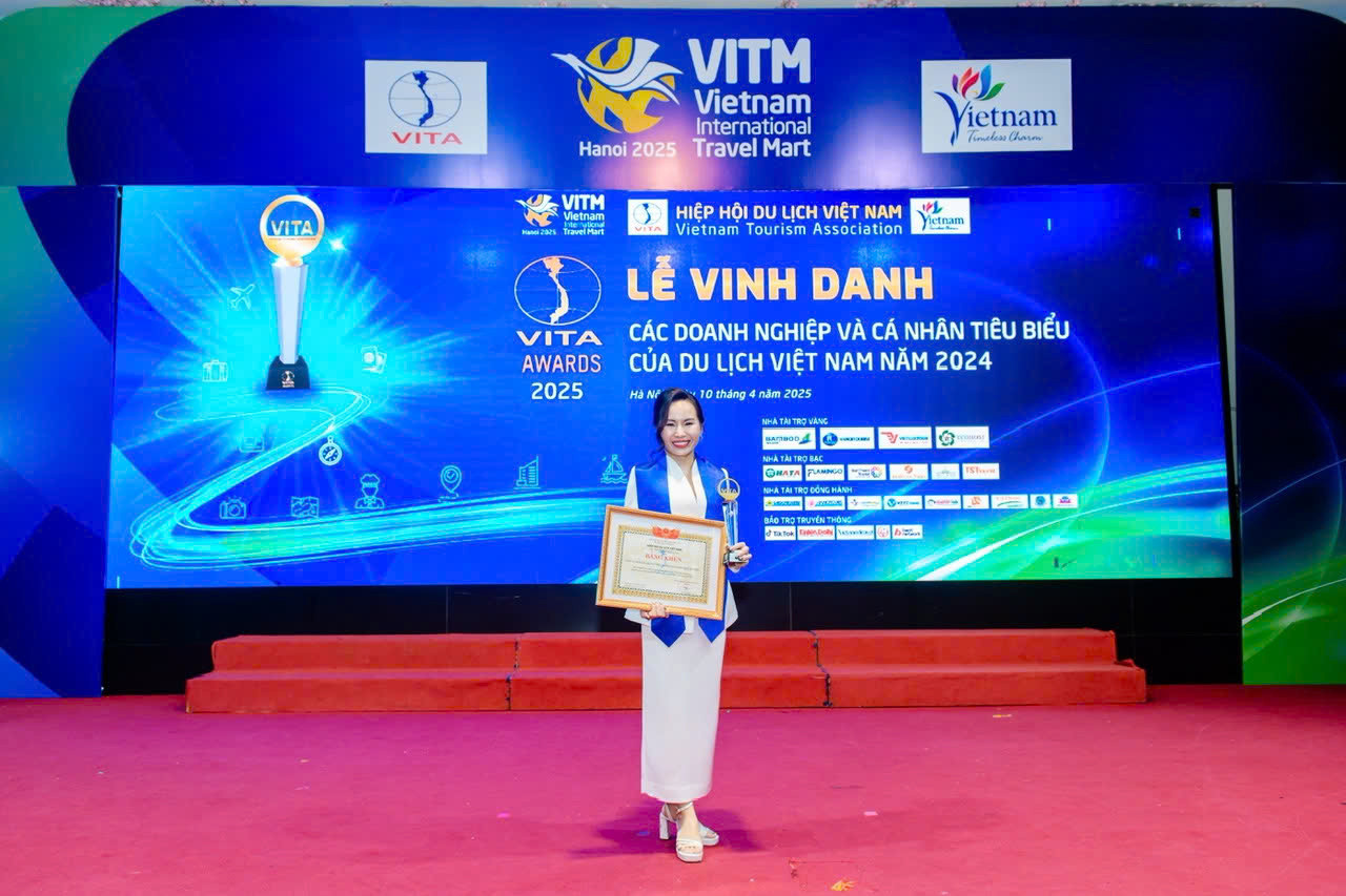 Đại diện Đất Việt Tour nhận giải thưởng “Công ty lữ hành phục vụ khách MICE tiêu biểu năm 2024”